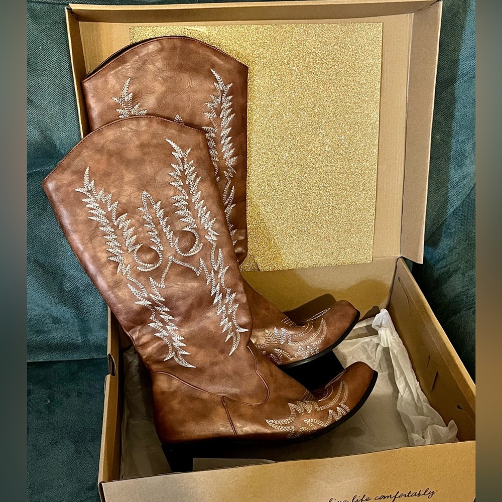 Embroidered Fashion Western boots!